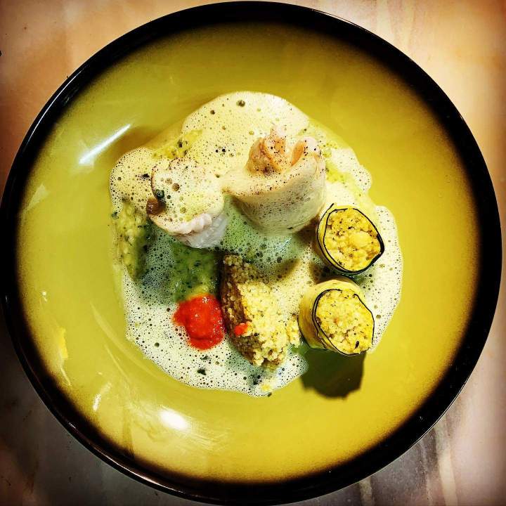 Loup de mer à la vapeur, émulsion coquillage basilic, rotolo de courgettes et semoule façon risotto Clermont-Ferrand