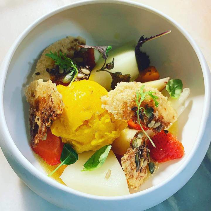Salade de fruits de saisons, jeunes pousses, coulis ananas miel, éclats de tuiles au parmesan et graminés Clermont-Ferrand